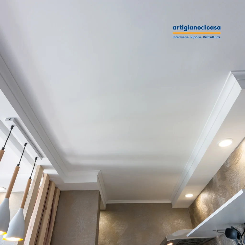 Controsoffitti in cartongesso Bologna con velette e faretti LED incassati in cucina, finitura moderna e linee pulite